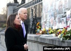 Тодішній віцепрезидент США Джо Байден і журналістка Мирослава Гонгадзе під час вшанування Героїв Небесної сотні. Київ, 21 листопада 2014 року