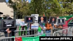 Түркімен азаматтары түрмедегі белсенділерді босатуды талап етіп, Түркіменстанның АҚШ-тағы елшілігі алдында наразылық шарасын өткізіп жатыр. Қыркүйек 2021 жыл. 