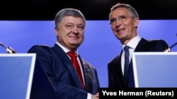 Petro Poroshenko və Jens Stoltenberg