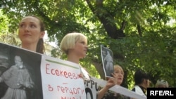 Участники акции протеста выступают против принятия закона о контроле Интернета. На руках у участницы плакат с изображением председателя агентства по информатизации и связи Куанышбека Есекеева в одежде герцога. Алматы, 24 июня 2009 года.