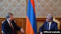 Serzh Sarkisian və James Warlick