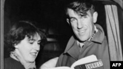 فاتح اورست، چهار روز پس از بازگشت، از طرف ملکه اليزابت دوم به لقب «سر» مفتخر شد.