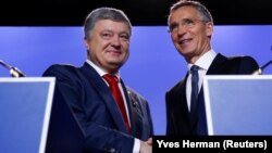 Петро Порошенко виступив зі спільною заявою з генсекретарем НАТО Єнсом Столтенберґом перед початком засідання Північноатлантичної ради за участю України і Грузії