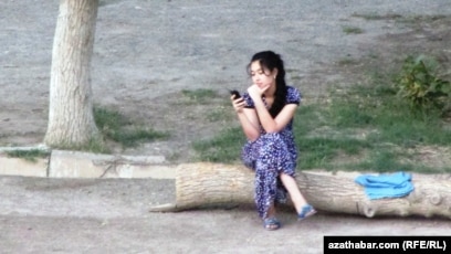 Үлкен мүшесі бар жігіт жас қызды қағып алады Ерлі-зайыптыларға арналған жыныстық қатынастағы джентльмен