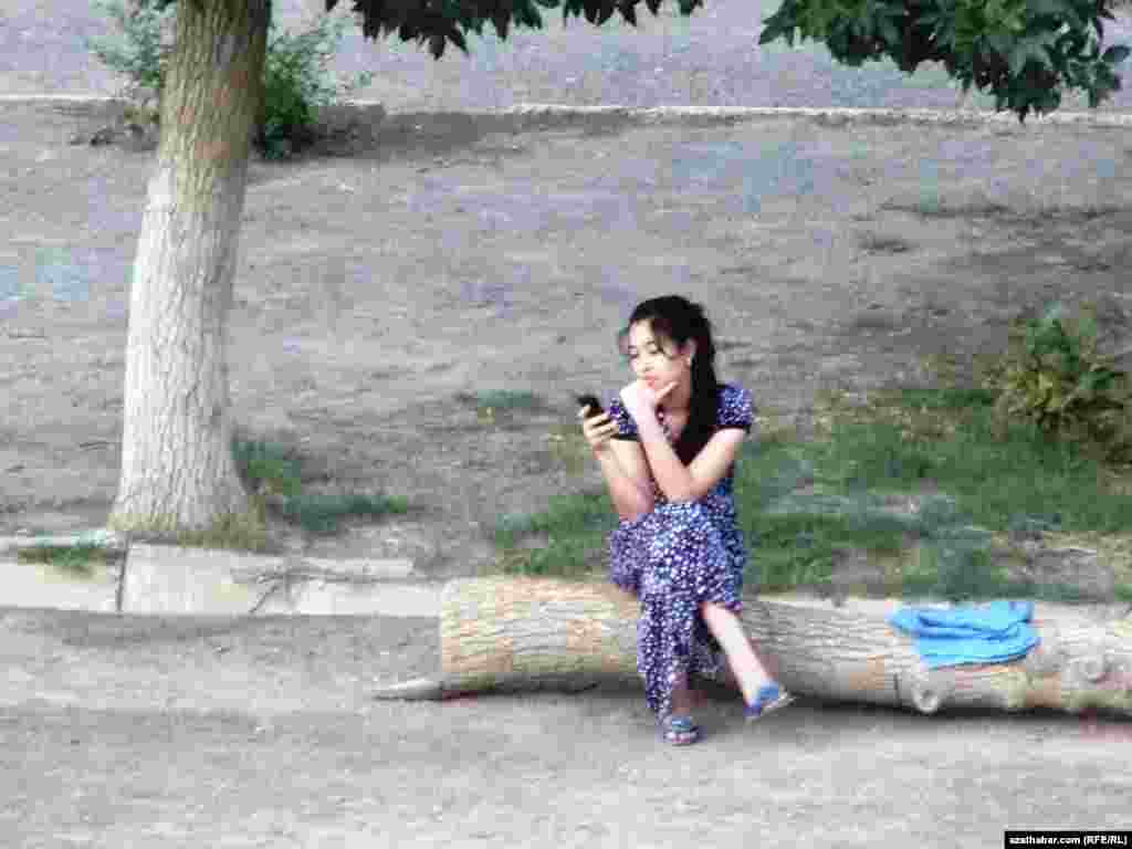 Mobil telefonly bir gyz