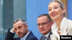 Lideri krajnje desničarske stranke Alternativa za Njemačku (AfD) Alice Weidel i Tino Chrupalla i glavni kandidat Ulrich Siegmund, prisustvuju konferenciji za novinare dan nakon izbora u pokrajini Saksonija-Anhalt u Berlinu, Njemačka, 7. septembra 2026.