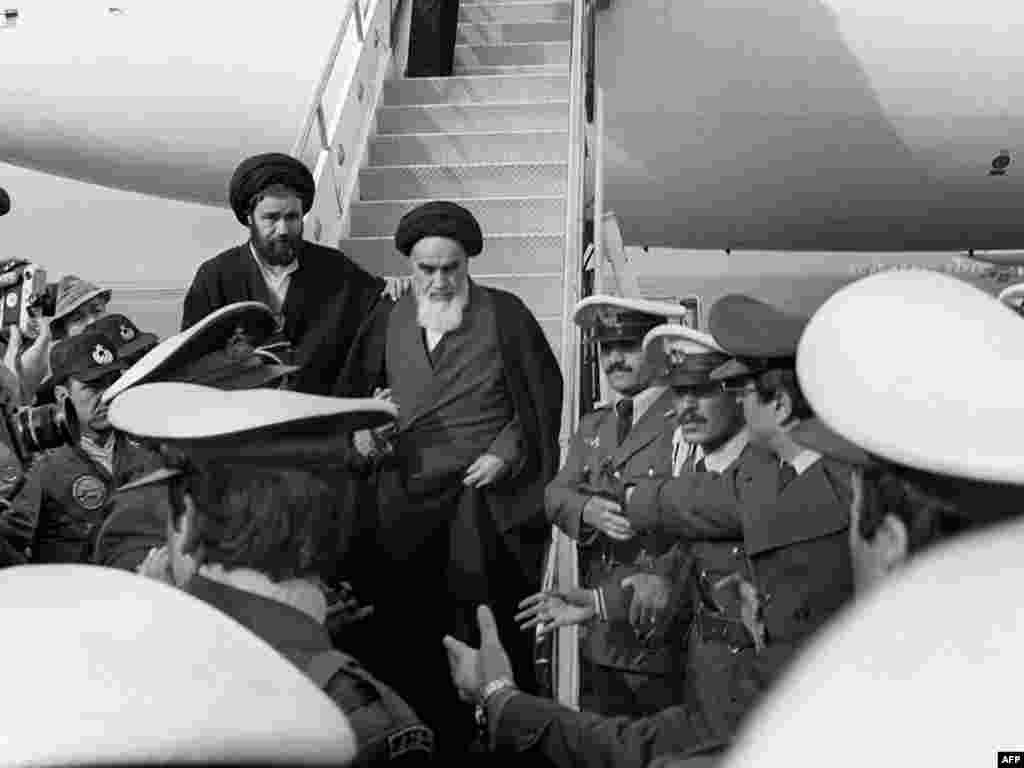 Khomeini leaving the Air France Boeing 747 jet that flew him back from exile. On his chartered flight, 120 journalists accompanied him.