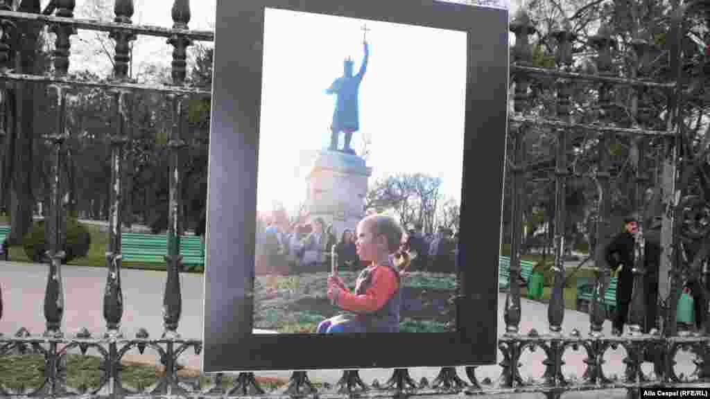 Expoziție de fotografii luate timpul evenimentelor din aprilie 2009 organizată &icirc;n grădina publică din Chișinău de organizația de tineret a PL, 7 aprilie 2013.