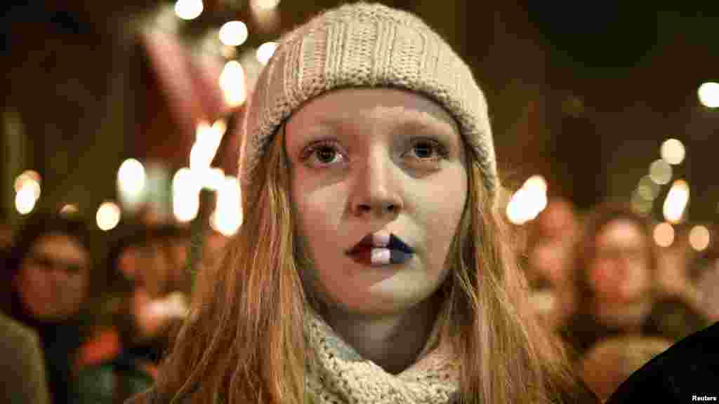 У посольства Франции в Копенгагене &ndash; девушка, раскравившая губы в цвета французского триколора &ndash; на акции памяти жертв парижских терактов 13 ноября 2015 г.