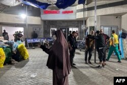 Ljudi ispred urgentnog odjela bolnice Al-Shifa u Gazi 10. novembra 2023. godine