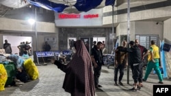 Людзі каля аддзяленьня хуткай мэдыцынскай дапамогі бальніцы Аль-Шыфа ў сэктары Газа, 10 лістапада 2023 году