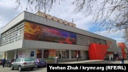 Кинотеатр «Москва» на проспекте Генерала Острякова закрыт. Севастополь, 10 апреля 2020 года