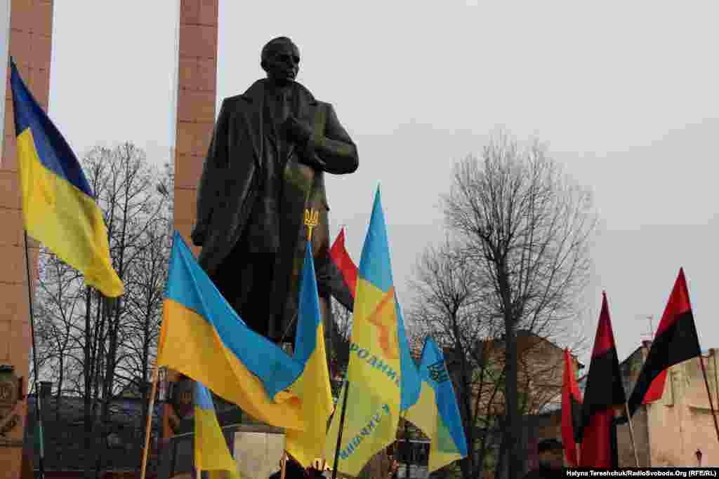 Вдень у Львові близько 200 осіб зібралися біля пам’ятника Степанові Бандері