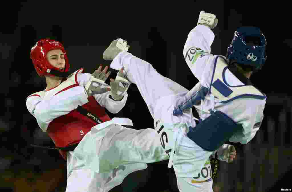 The United States&#39; Paige McPherson (right) grapples with Azerbaijan&#39;s Farida Azizova in a preliminary round of the 67-kg women&#39;s taekwondo competition.&nbsp;