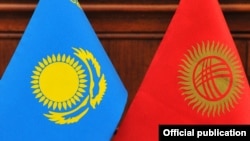 Флаги Казахстана и Кыргызстана.