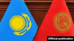 Флаги Кыргызстана и Казахстана.