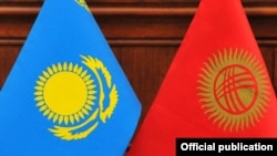 Флаги Казахстана и Кыргызстана.