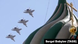 Сверхзвуковые истребители-перехватчики МиГ-31 в небе над Красной площадью во время военного парада. Москва, 9 мая 2018 года