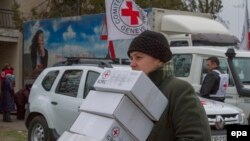 Місцеві жителі отримують гуманітарну допомогу від Міжнародного комітету Червоного Хреста (МКЧХ) в селі Павлопіль біля Маріуполя, 17 березня 2016 року
