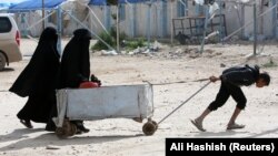 Refugiați în tabăra Al-Hol din Siria 