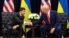 Володимир Зеленський (л) і Дональд Трамп (п) під час короткої пресконференції перед їхньою зустріччю у Нью-Йорку, 25 вересня 2019 року