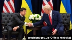 Украина президенті Владимир Зеленский (сол жақта) мен АҚШ-тың сол кездегі президенті Дональд Трамп. 25 қыркүйек, 2019 жыл.