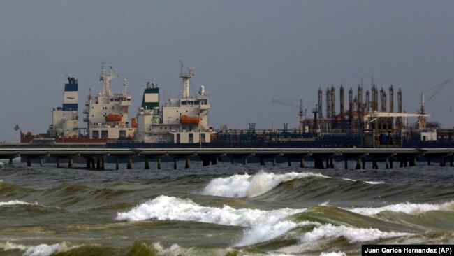 نمایی از یک نفتکش ایرانی که در نزدیکی پالایشگاه ال پالیتو ونزوئلا پهلو گرفته است 