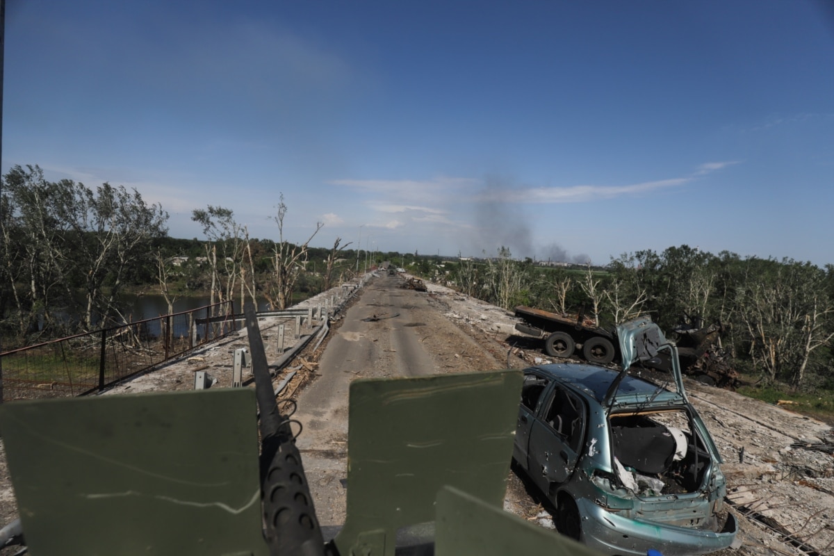 У 2022 році Україна офіційно створила<a href="https://ildu.mil.gov.ua/uk" class="wsw__a"> Інтернаціональний легіон</a> у складі Сил оборони, який відкрив можливість іноземцям підписувати контракт і служити на рівних умовах з українськими військовими.<br><br>На фото: підрозділи Інтернаціонального легіону Сил оборони України рухаються по останньому мосту з Лисичанська в Сєвєродонецьк (з 2024 року – Сіверськодонецьк) для підтримки Збройних сил України, червень 2022 року
