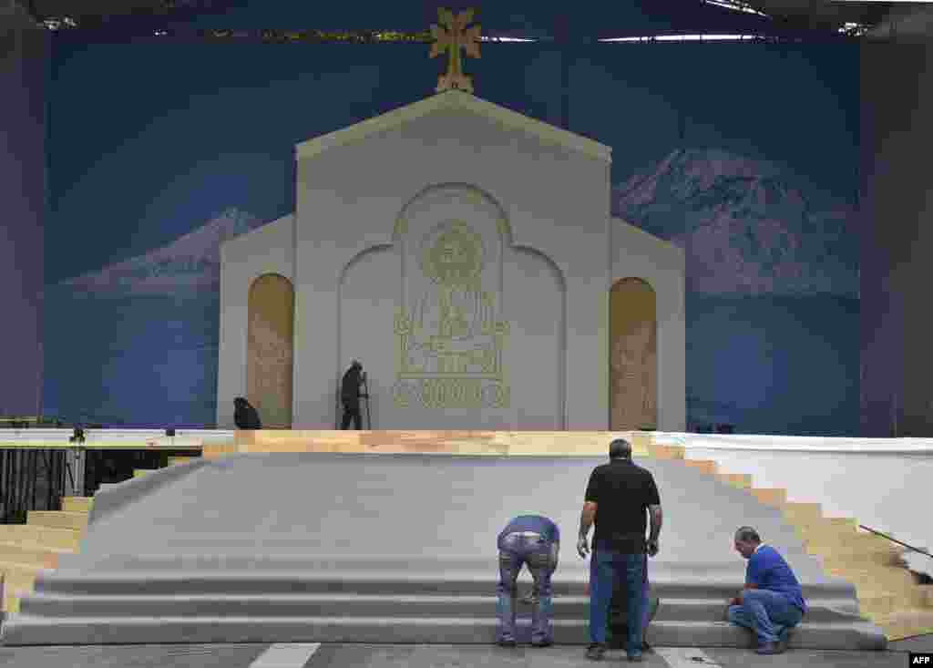 Armenia -- Workers put final touches on the podium on Yerevan's Republic Square, where Pope Francis is to lead an Ecumenical Service and a Peace Prayer, June 23, 2016