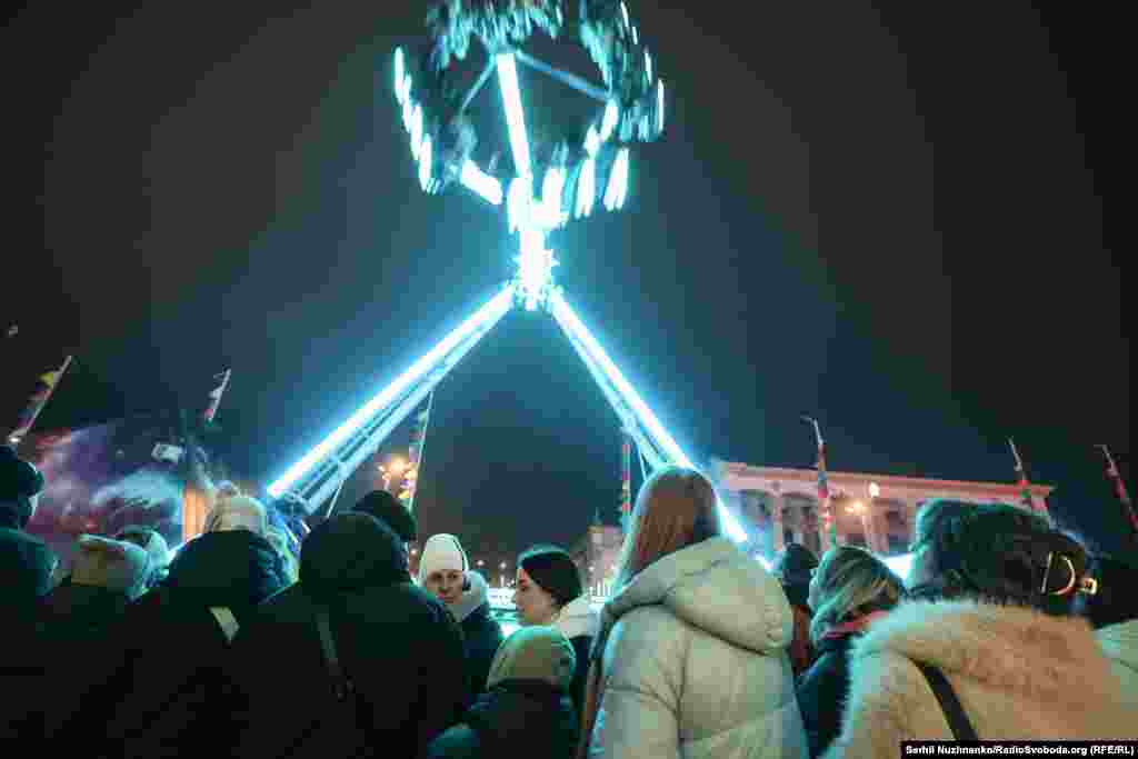 Люди стоять у черзі до одного з атракціонів на «Зимовій країні»