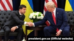 Președintele ucrainean Volodimir Zelenski (stânga) și președintele de atunci al SUA, Donald Trump, la New York în septembrie 2019.