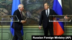 جوزیپ بوریل، رئیس سیاست خارجی اتحادیۀ اروپا با سرگئی لاوروف وزیر خارجۀ روسیه