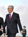 Тоқаевтың құшақтасып, сүйісіп амандасуды сынаған сөзі талқыға түсті