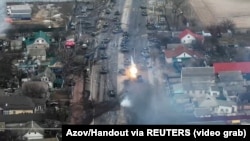 Скриншот с видео, на котором наносятся удары по российским танкам, направлявшимся в город Бровары Киевской области, 10 марта 2022 года