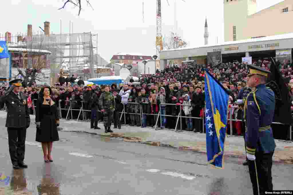 Nderimet e Gard&euml;s s&euml; FSK-s&euml; p&euml;r presidenten Jahjaga...