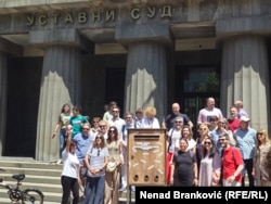 Predstavnici akademske zajednice ispred Ustavnog suda, gde su podneli inicijativu za preispitivanje sistema SPIRI, 9. jun 2026.