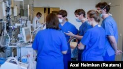 ჰამბურგის საუნივერსიტეტო კლინიკის ექიმები ეცნობიან რესპირატორული სისტემის მუშაობას. 2020 წლის 25 მარტი