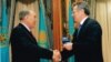 Ղազախստանի նախագահ Նուրսուլթան Նազարբաևը պարգևատրում է Ալմաթիի այժմ նախկին քաղաքապետ Վիկտոր Խրապունովին, արխիվ