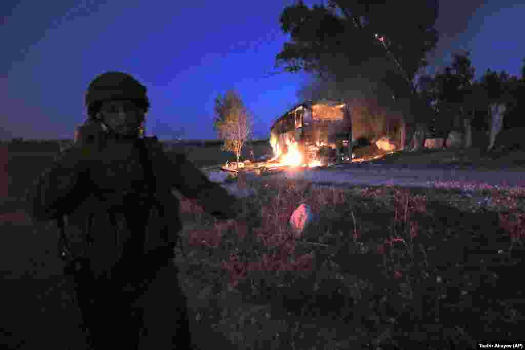 Гарыць ізраільскі аўтобус, у які трапіў снарад, выпушчаны з сэктару Газы, 12 лістапада