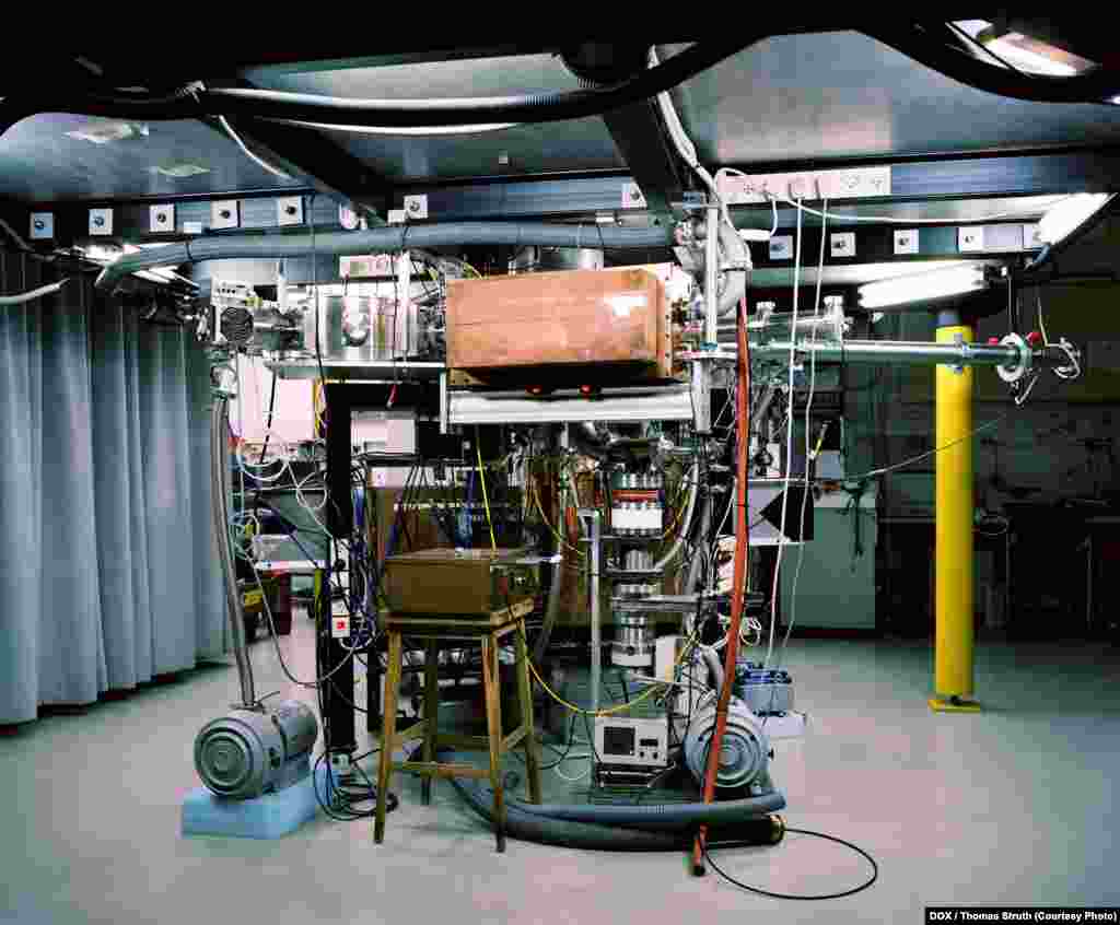 Thomas Struth, Z-Pinch Plasma Lab, Weizmann Institute, Rehovot 2011