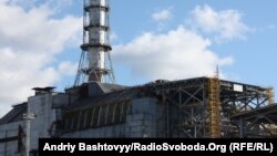 Саркофаг над зруйнованим четвертим енергоблоком Чорнобильської атомної електростанції 