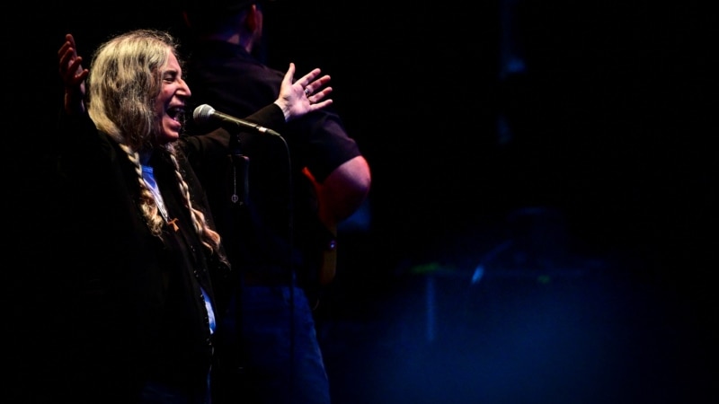 Artista Patti Smith dedică o piesă de protest pentru Radio Europa Liberă, într-un moment în care finanțarea instituției este amenințată