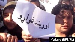 آرشیف، راهپیمایی مردم در غزنی برای آتشبس. عکس به مقصد تزئین خبر استفاده شدهاست.