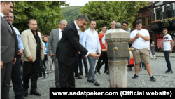Седат Пекер при посета на Призрен, Косово