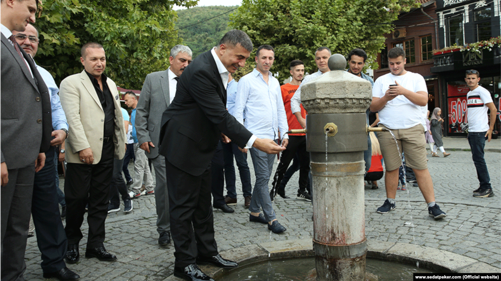 Sedat Peker (në qendër) gjatë një vizite në qytetin e Prizrenit.
