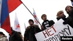 Терроризмге қарсы шеруге шыққандар. Санкт-Петербор, 31 наурыз 2010 жыл.