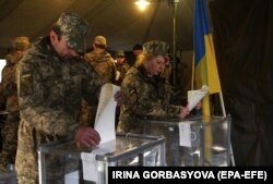 Українські військовослужбовці голосують на виборчій дільниці у військовому шпиталі. Маріуполь, 31 березня 2019 року