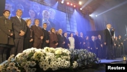 Kryetari i LDK-së, Isa Mustafa, dhe anëtarë të tjerë (Foto arkiv).