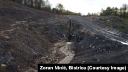 Potok koji prolazi kroz rudnik nosi zemlju i ostatke radova prema naselju koje se nalazi oko 300 metara od rudnika, novembar 2025.