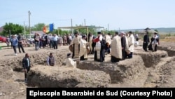 Imagine de la sfințirea temeliei bisericii care se construiește în satul Aluatu, raionul Taraclia.